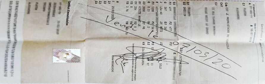 Qui doit signer la carte grise en cas de vente ?